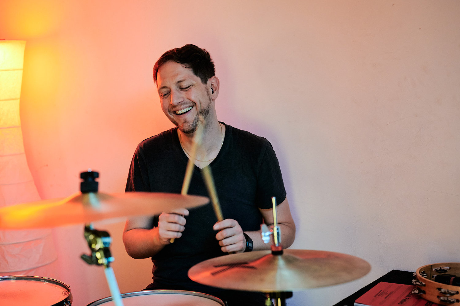 Christoph Keding am Schlagzeug mit Shaker